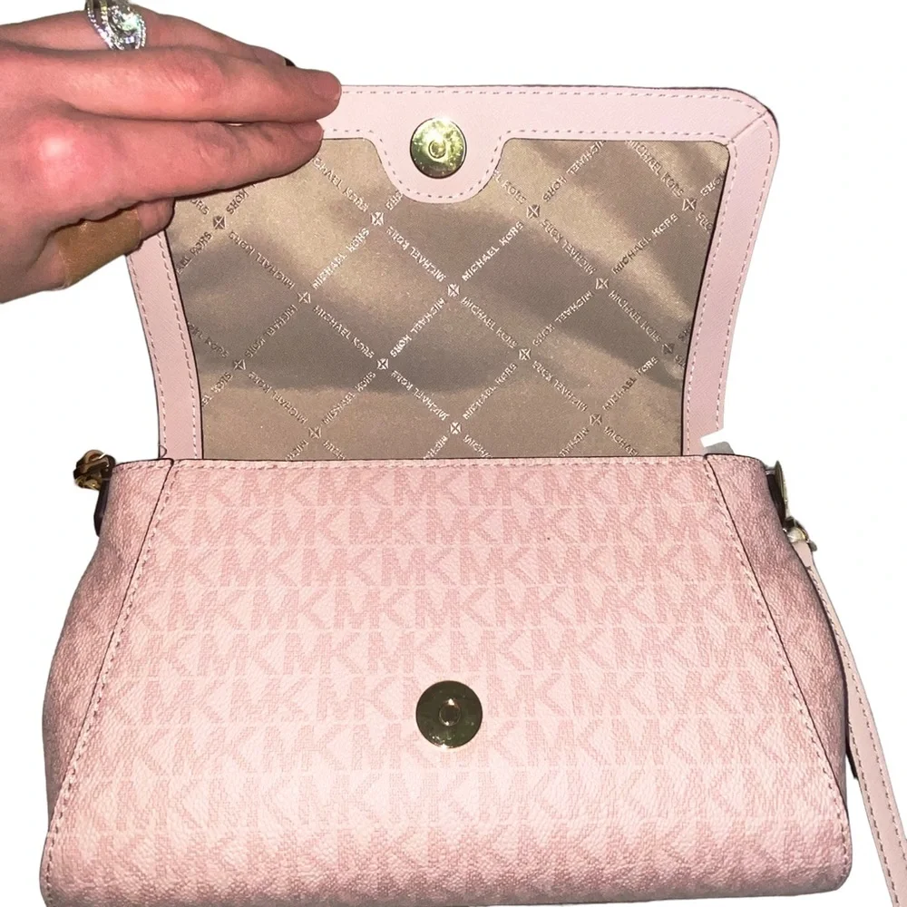 Michael Kors purse - Picture 8 of 9